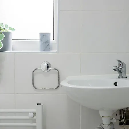 Pass The Keys 3-bed In Lively Levenshulme Village - Sleeps 5, Ideal For Families & Groups