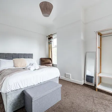 Pass The Keys 3-bed In Lively Levenshulme Village - Sleeps 5, Ideal For Families & Groups בית נופש *