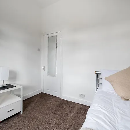 בית נופש Pass The Keys 3-bed In Lively Levenshulme Village - Sleeps 5, Ideal For Families & Groups מנצ'סטר