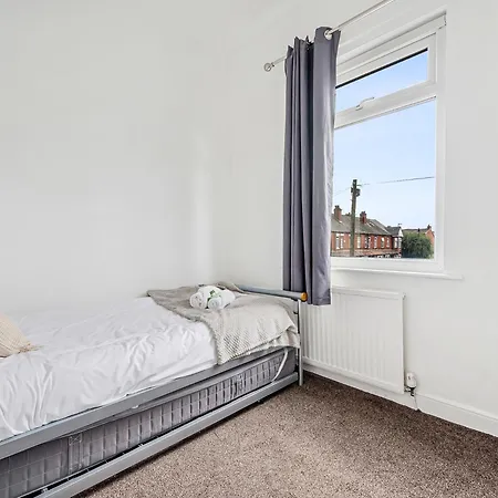 Pass The Keys 3-bed In Lively Levenshulme Village - Sleeps 5, Ideal For Families & Groups