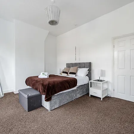 Pass The Keys 3-bed In Lively Levenshulme Village - Sleeps 5, Ideal For Families & Groups מנצ'סטר