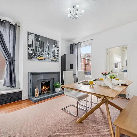Pass The Keys 3-bed In Lively Levenshulme Village - Sleeps 5, Ideal For Families & Groups בית נופש