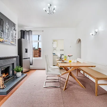 Pass The Keys 3-bed In Lively Levenshulme Village - Sleeps 5, Ideal For Families & Groups * מנצ'סטר