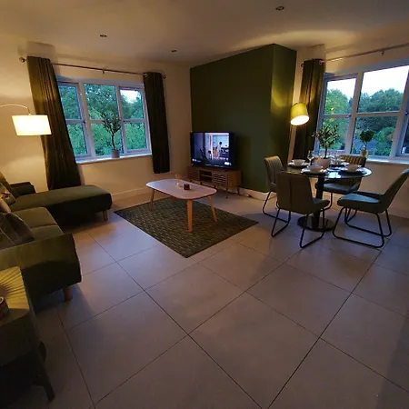Luxury Four Bedroom With Parking