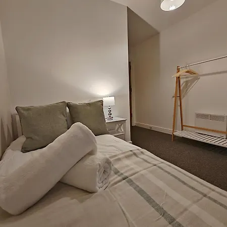 Luxury Four Bedroom With Parking *