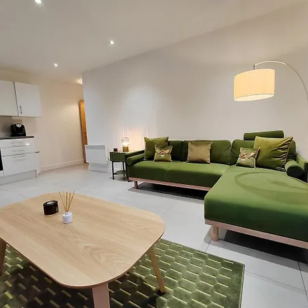 Luxury Four Bedroom With Parking *