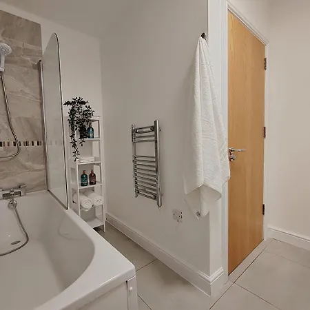 Luxury Four Bedroom With Parking Манчестер