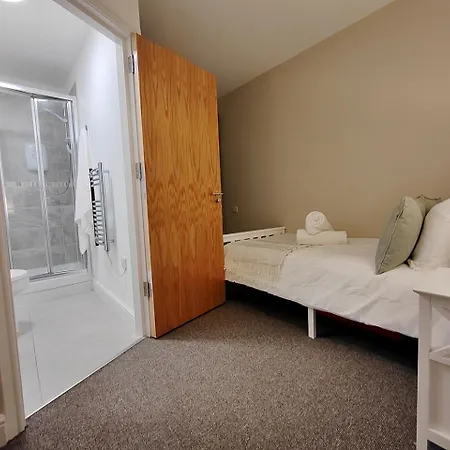 Luxury Four Bedroom With Parking Apartment