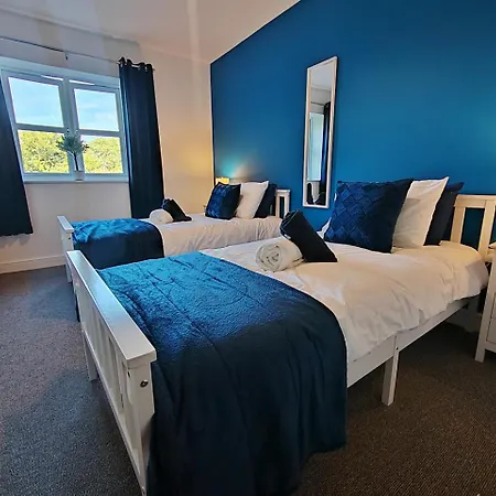 Luxury Four Bedroom With Parking Apartment *