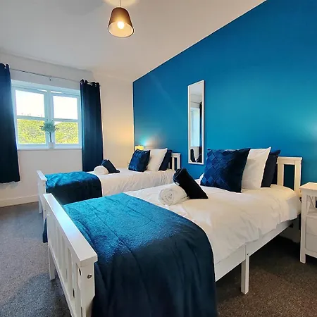 Luxury Four Bedroom With Parking *