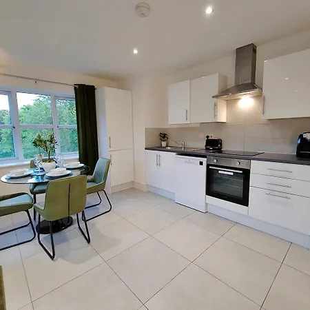 Luxury Four Bedroom With Parking Апартаменты Манчестер