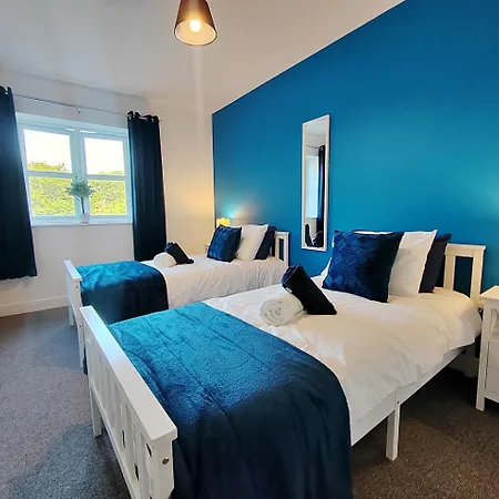 Апартаменты Luxury Four Bedroom With Parking Манчестер