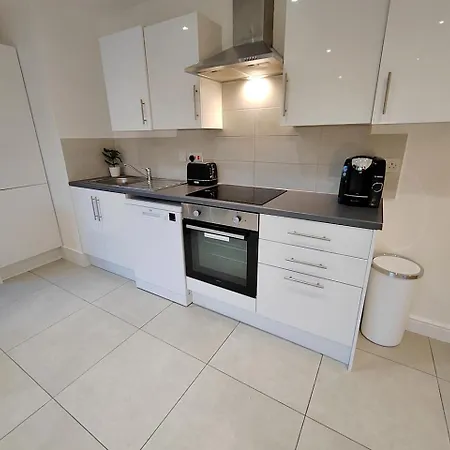 Luxury Four Bedroom With Parking *