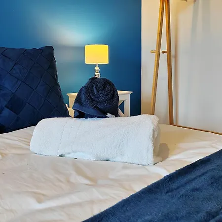 Luxury Four Bedroom With Parking * Манчестер