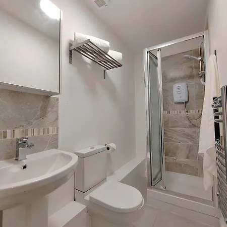 Luxury Four Bedroom With Parking Apartment *