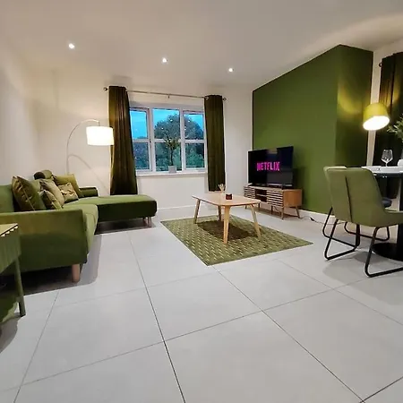 Luxury Four Bedroom With Parking * Манчестер