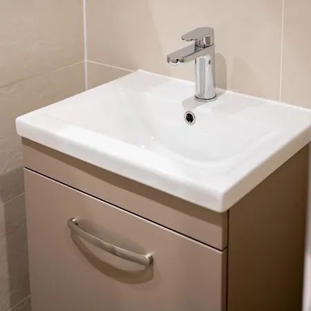 2 Bed Flat Apartment *