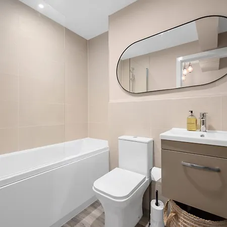 2 Bed Flat Apartment *