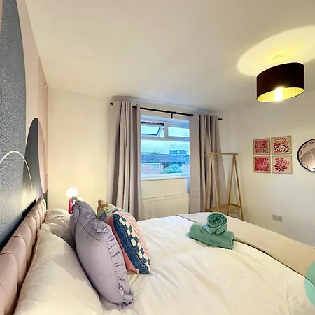 Charming 2br Swinton House -close To Center * Manchester