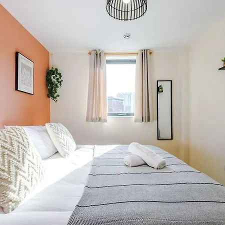 Modern 2br Near Centre - Free Parking Garage Apartment *