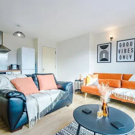Modern 2br Near Centre - Free Parking Garage Apartment *
