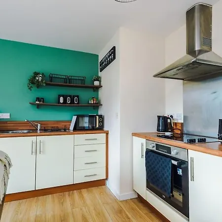 Modern 2br Near Centre - Free Parking Garage Apartment *