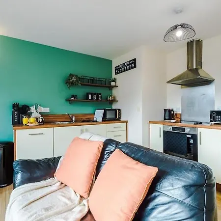 Modern 2br Near Centre - Free Parking Garage Lägenhet