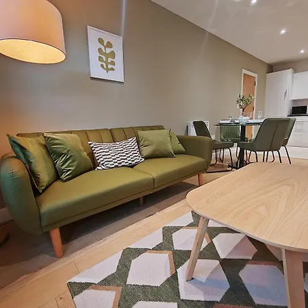 Sophisticated Two Bedroom With Parking Manchester