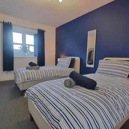 Sophisticated Two Bedroom With Parking Lejlighed