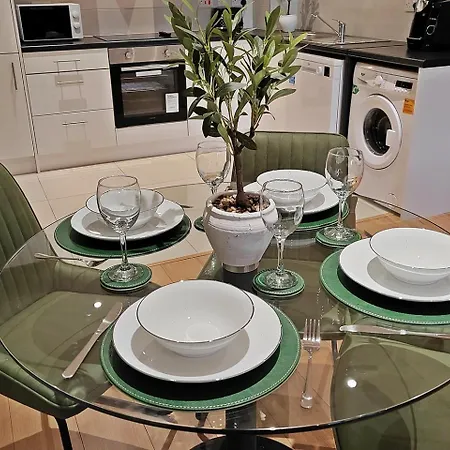 Sophisticated Two Bedroom With Parking * Manchester