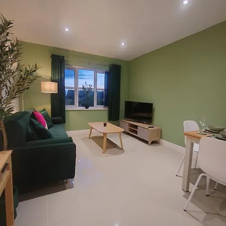 Lägenhet Luxury Two Bedroom With Parking