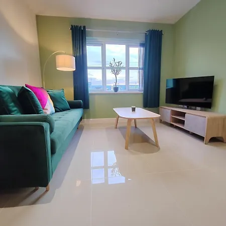 Lägenhet Luxury Two Bedroom With Parking