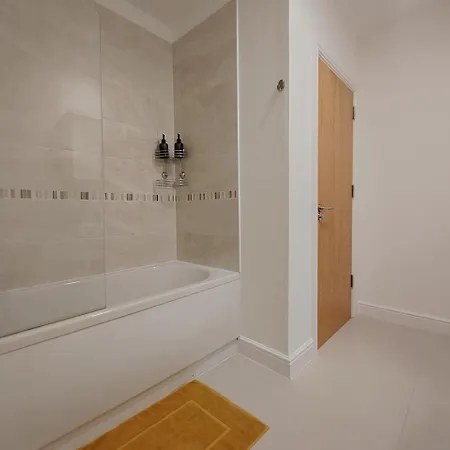 Luxury Two Bedroom With Parking Lägenhet