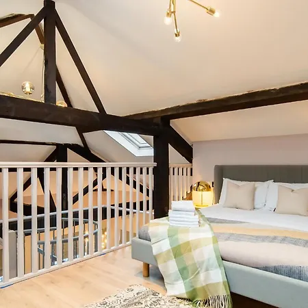 Spacious Loft Style 3 Bed Манчестер