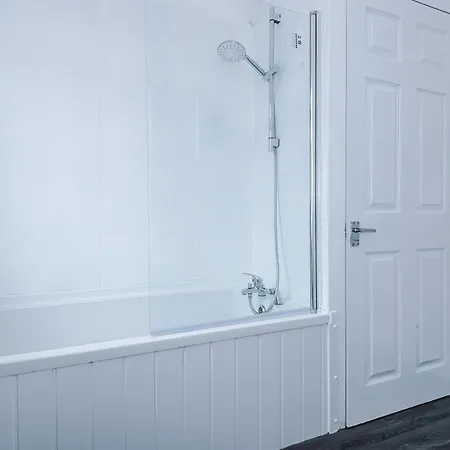 New! Very Spacious 3-bed In By 53 Degrees Property, Ideal For Groups, Free Parking! Manchester