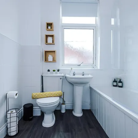 New! Very Spacious 3-bed In By 53 Degrees Property, Ideal For Groups, Free Parking! Holiday home Manchester