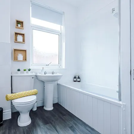 New! Very Spacious 3-bed In By 53 Degrees Property, Ideal For Groups, Free Parking! *