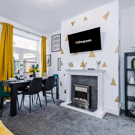 New! Very Spacious 3-bed In By 53 Degrees Property, Ideal For Groups, Free Parking! * Manchester