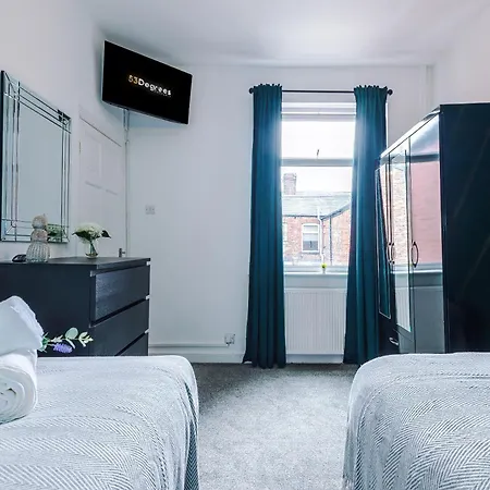 New! Very Spacious 3-bed In By 53 Degrees Property, Ideal For Groups, Free Parking!
