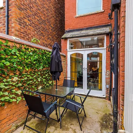 Holiday home New! Very Spacious 3-bed In By 53 Degrees Property, Ideal For Groups, Free Parking!