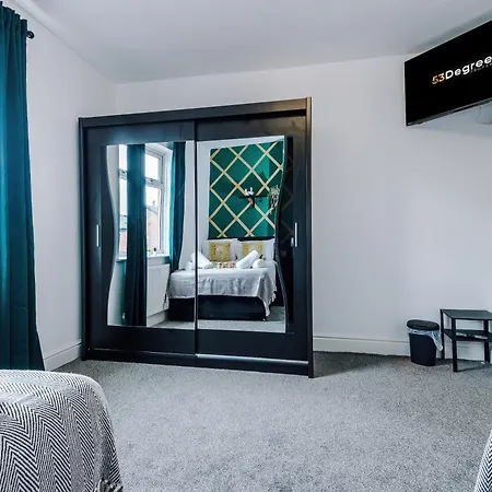 Holiday home New! Very Spacious 3-bed In By 53 Degrees Property, Ideal For Groups, Free Parking! *