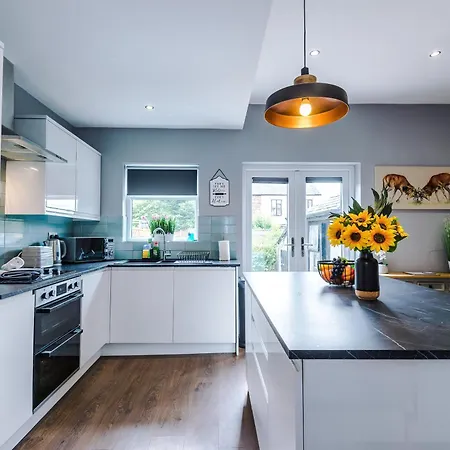 度假居 New! 3-bed Spacious In By 53 Degrees Property, Ideal For Groups, Free Parking!