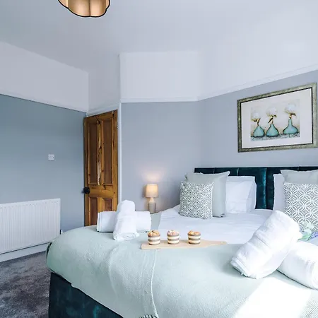 New! 3-bed Spacious In By 53 Degrees Property, Ideal For Groups, Free Parking! Semesterbostad