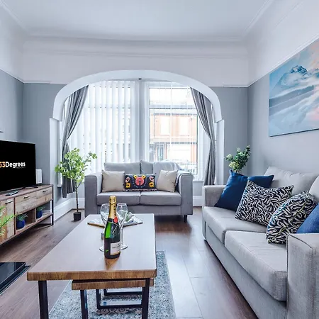 펜션 New! 3-bed Spacious In By 53 Degrees Property, Ideal For Groups, Free Parking! 맨체스터