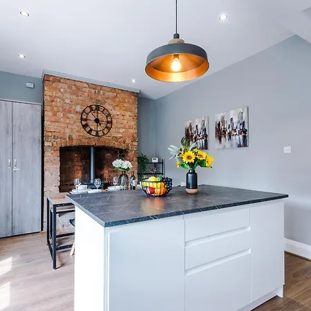 New! 3-bed Spacious In By 53 Degrees Property, Ideal For Groups, Free Parking!