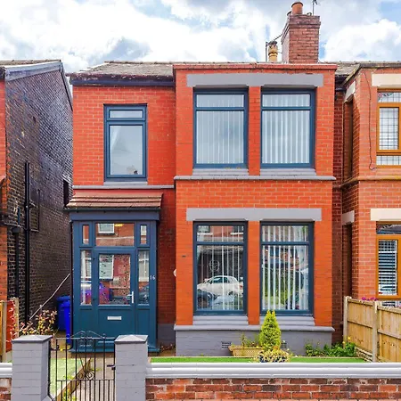 בית נופש New! 3-bed Spacious In By 53 Degrees Property, Ideal For Groups, Free Parking! מנצ'סטר