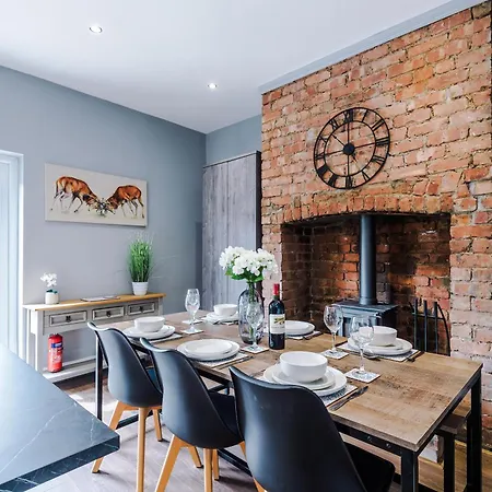New! 3-bed Spacious In By 53 Degrees Property, Ideal For Groups, Free Parking! Semesterbostad