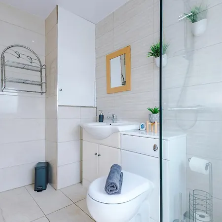 New! 3-bed Spacious In By 53 Degrees Property, Ideal For Groups, Free Parking! Semesterbostad