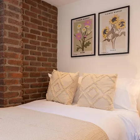 2 Bedroom City Centre Penthouse With Balcony