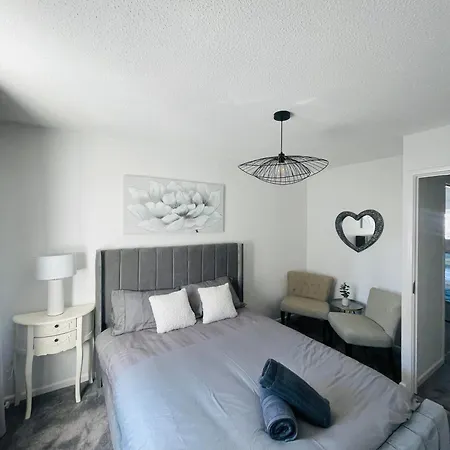 Apartment Entire Two Bed House With Gated Off Street Parking *